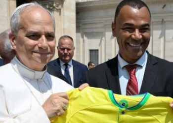 Cafu entrega camisa da Seleção ao Papa Leão XIV durante Jubileu dos Esportistas no Vaticano