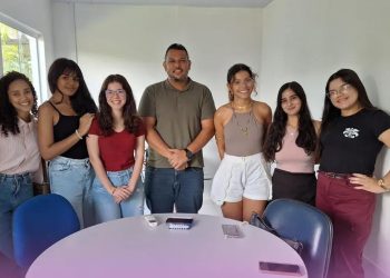 Reitoria tenta surfar na nota 5 da Pedagogia, mas é cobrada por abandono e precarização