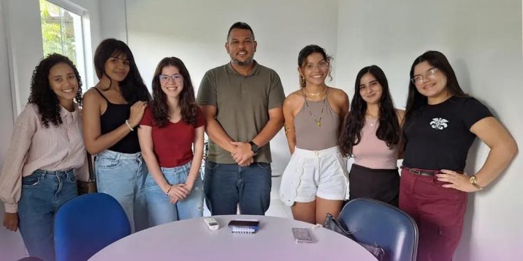 Reitoria tenta surfar na nota 5 da Pedagogia, mas é cobrada por abandono e precarização