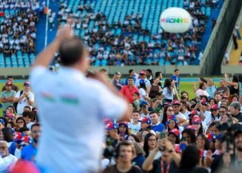 Entrega de tablets no Castelão vira alvo de críticas e expõe desgaste político no governo Brandão