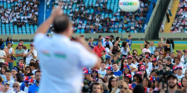 Entrega de tablets no Castelão vira alvo de críticas e expõe desgaste político no governo Brandão