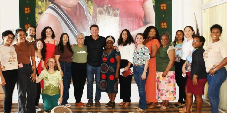 “Mulheres fortes do babaçu”: Felipe Camarão enaltece quebradeiras e reforça parceria