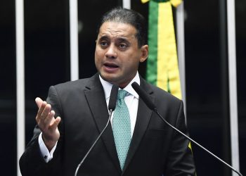 Senador Weverton é flagrado usando jatinho ligado a lobista investigado no esquema do INSS