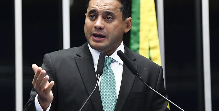 Senador Weverton é flagrado usando jatinho ligado a lobista investigado no esquema do INSS