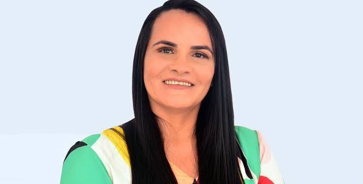 Empresa ligada à família da prefeita soma R$ 10 milhões em contratos enquanto escolas seguem precárias