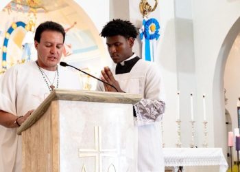Felipe Camarão participa de celebração da “Hora da Graça Universal” na Paróquia do Anil