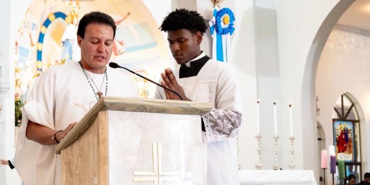 Felipe Camarão participa de celebração da “Hora da Graça Universal” na Paróquia do Anil