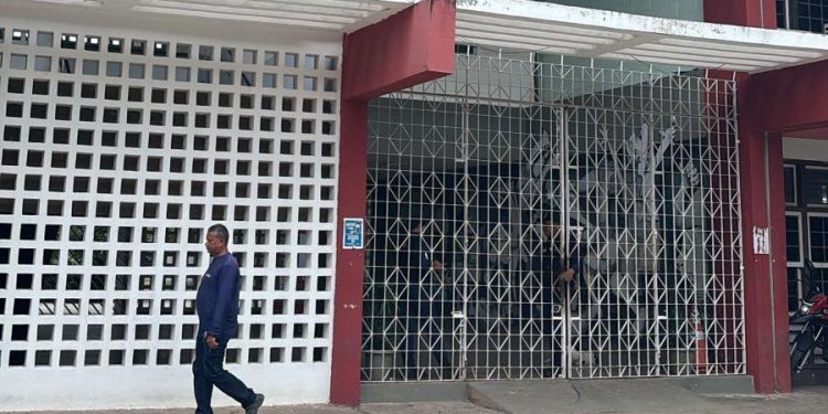 Silêncio que antecede o caos: Reitoria da UFMA fecha e acende alerta para novos confrontos