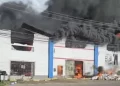 Fogo em empresa de plásticos mobiliza bombeiros e assusta moradores no Araçagi