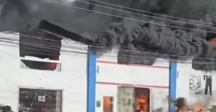 Fogo em empresa de plásticos mobiliza bombeiros e assusta moradores no Araçagi