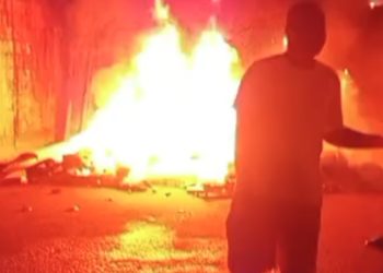 Protesto em São Luís denuncia abandono de ruas e problemas de esgoto no Vicente Fialho