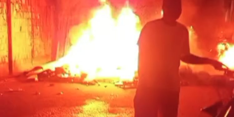 Protesto em São Luís denuncia abandono de ruas e problemas de esgoto no Vicente Fialho