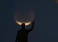 Lua pode ganhar tom avermelhado durante eclipse parcial visto do Maranhão