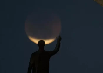 Lua pode ganhar tom avermelhado durante eclipse parcial visto do Maranhão