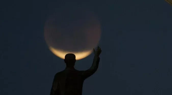 Lua pode ganhar tom avermelhado durante eclipse parcial visto do Maranhão