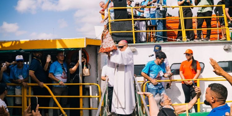 Baía de São Marcos vira cenário de manifestação religiosa durante o Círio de Nazaré