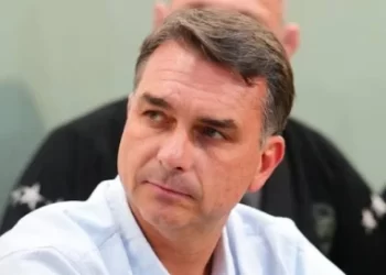 Mistério sobre paradeiro de Flávio Bolsonaro aumenta após suspeita de viagem ao exterior